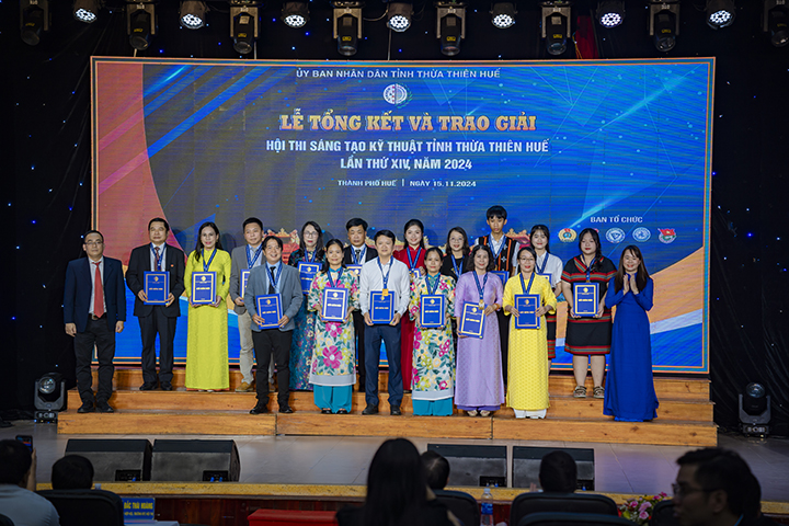 Các lãnh đạo trao giải cho tác giả và nhóm tác giả